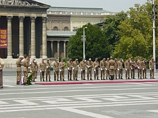 DSC00086 Hungarian Guards in Square